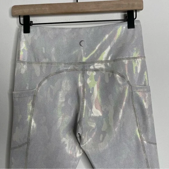 ZYIA Silver Camo Metallic Pocket Light n Tight Hi-Rise Capri 20" Leggings Sz M - Picture 7 of 16